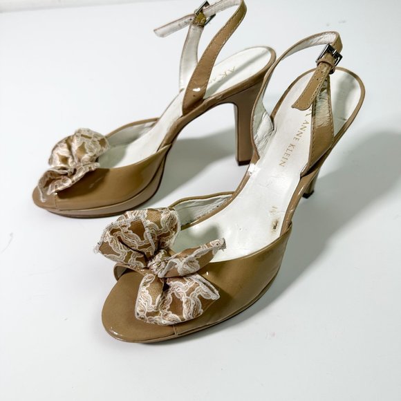 ANNE KLEIN "Akelisha" Patent Slingback Peep-Toe Bow Tan Nude Sz 7 - Picture 3 of 7